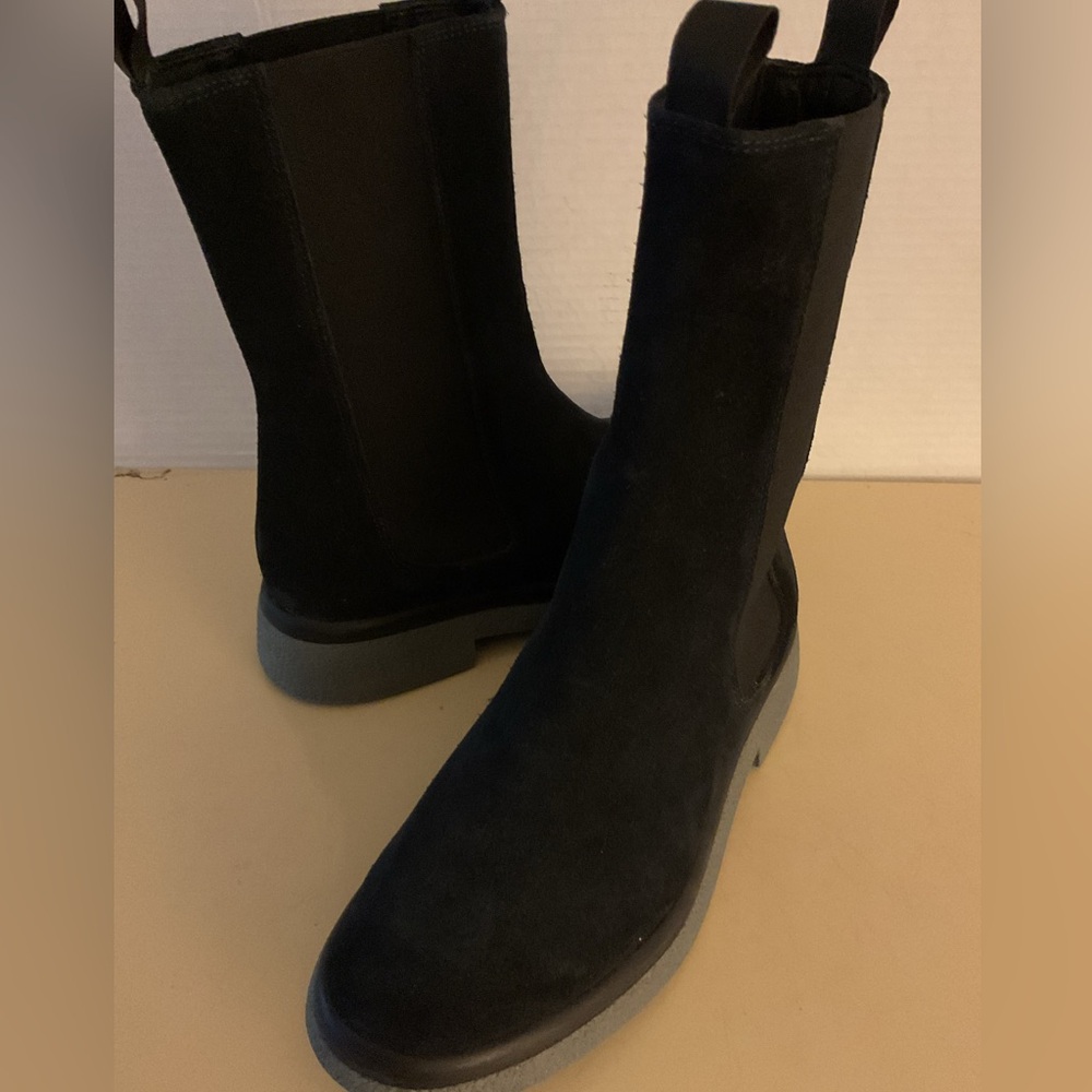 Andrea Carrano Women's Black Suede Chelsea Boots size 6.5
